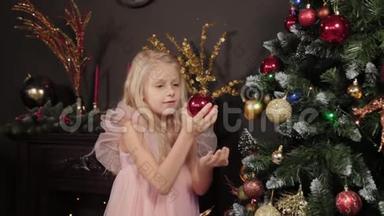 一个十岁的女孩靠近<strong>新年</strong>树，手里拿着一个<strong>新年</strong>玩具。 2020<strong>年新年</strong>。